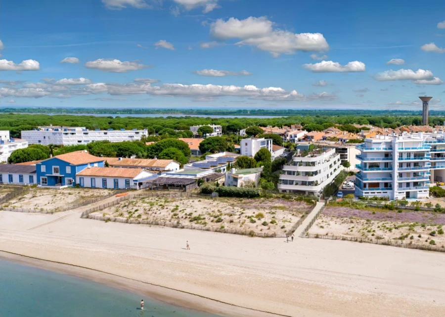 Le bâtiment Romance vue de la mer. Photo prise avec un drone.