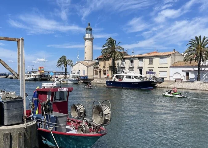 Vue sur phare du Grau du Roi de la rive gauche.