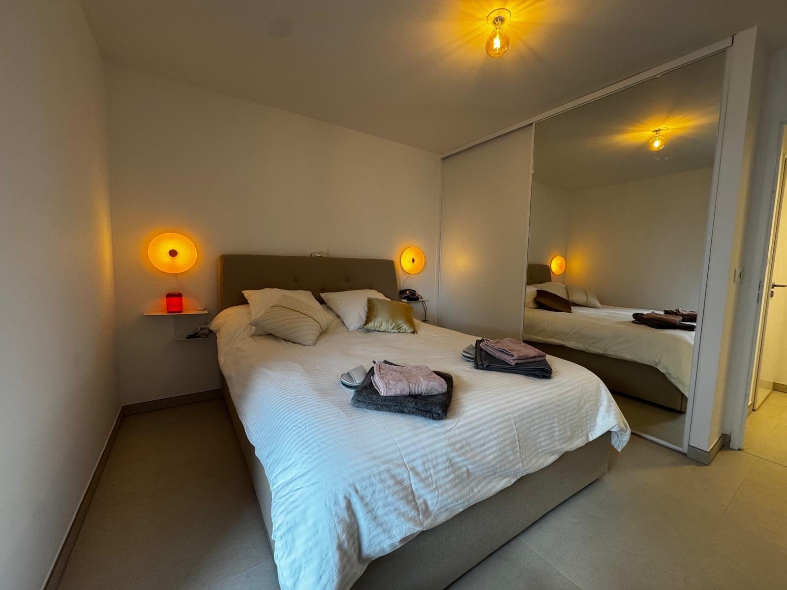 Photo de la chambre. Grand lit 160 x 2 mètres. éclairage tamisé